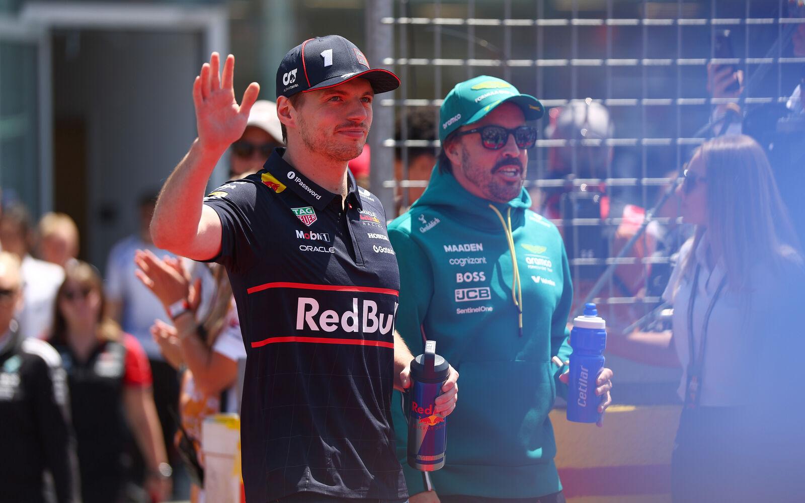 Max Verstappen a Fernando Alonso