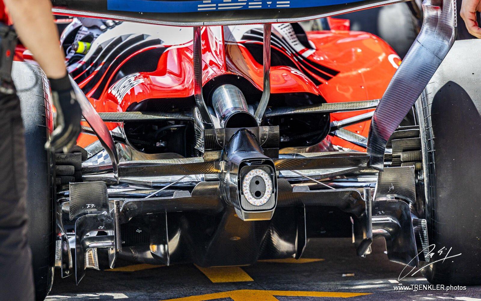 Monopost Ferrari SF-26 zozadu: difúzor, výfuk, chladenie