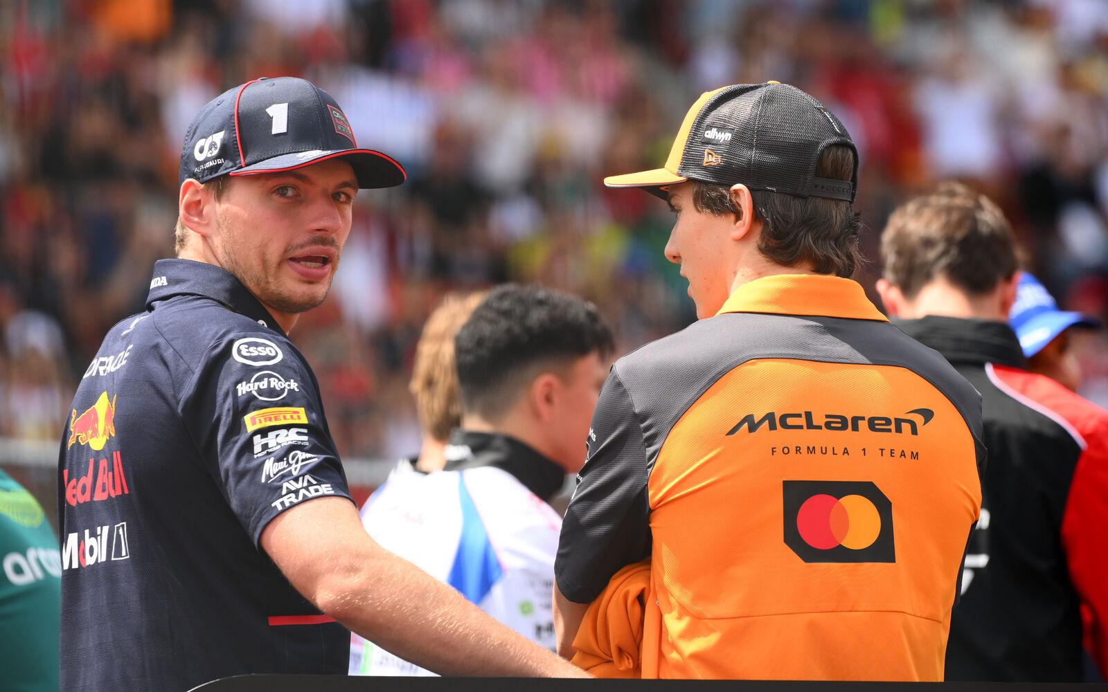 Max Verstappen a Oscar Piastri