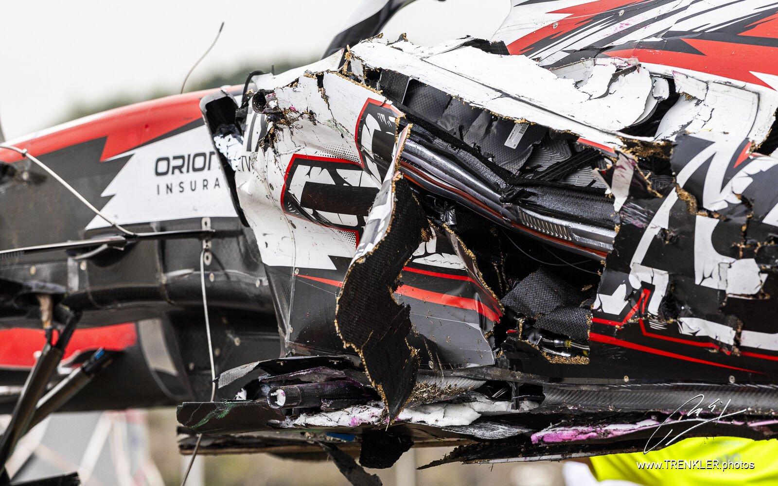 Zničený monopost Ollieho Bearmana