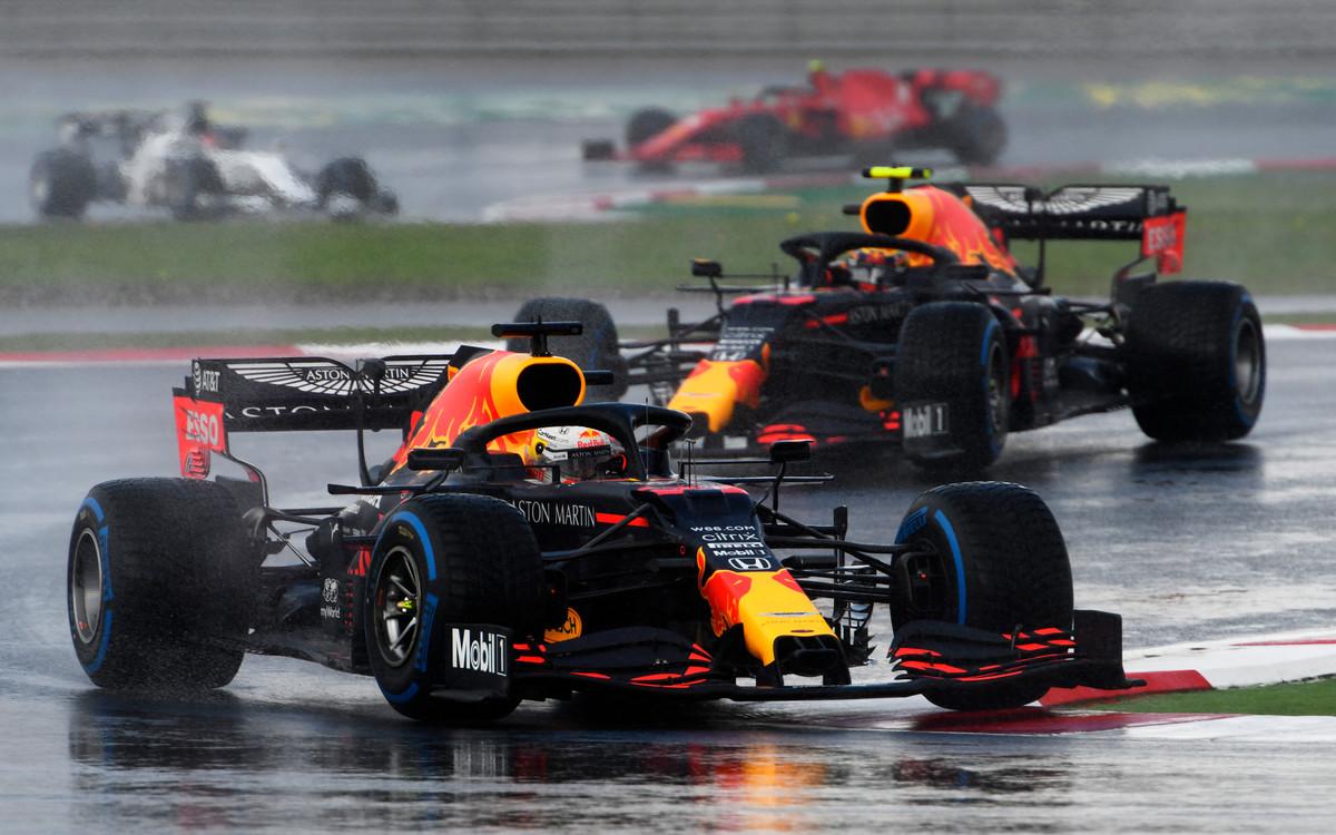 Max Verstappen pred Alexom Albonom