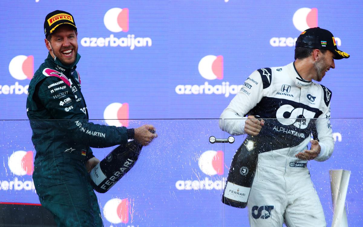 Sebastian Vettel a Pierre Gasly na pódiu VC Azerbajdžanu 2021