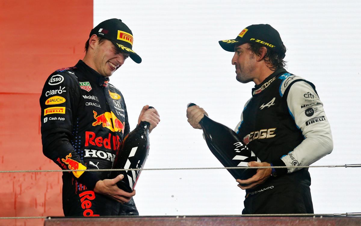 Max Verstappen a Fernando Alonso