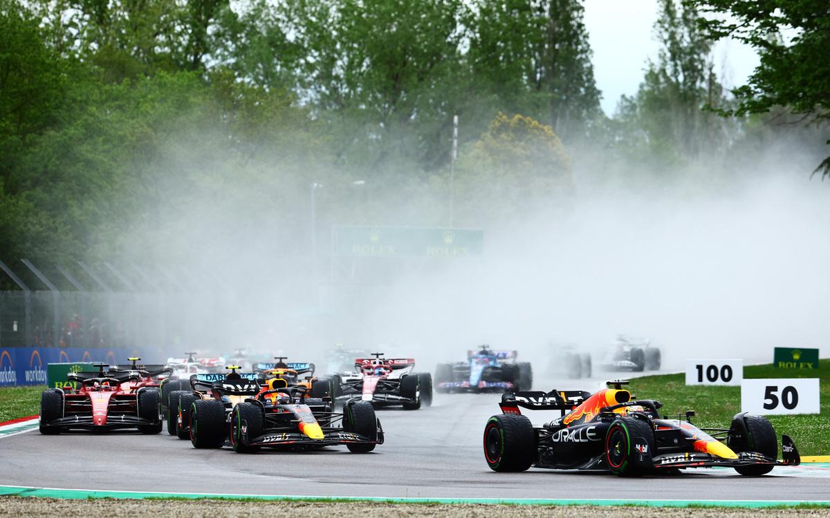 Max Verstappen, Sergio Pérez po štarte VC Emilia Romagna 2022