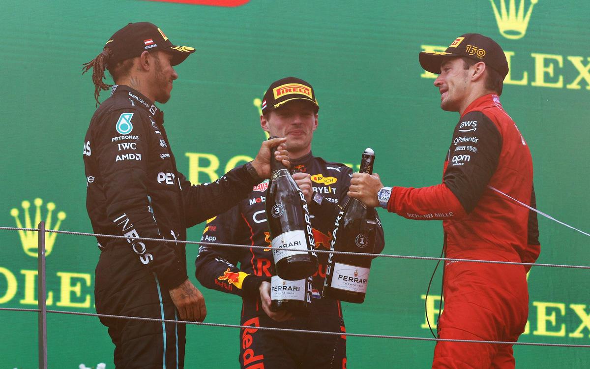 Charles Leclerc, Max Verstappen, Lewis Hamilton so šampanským na pódiu VC Rakúska 2022