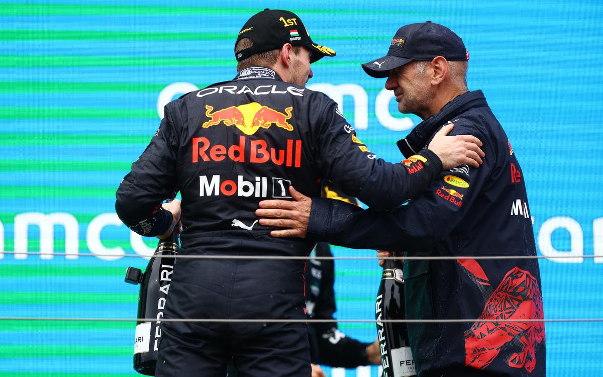 Max Verstappen a Adrian Newey