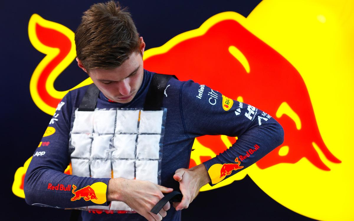 Max Verstappen s chladiacou vestou