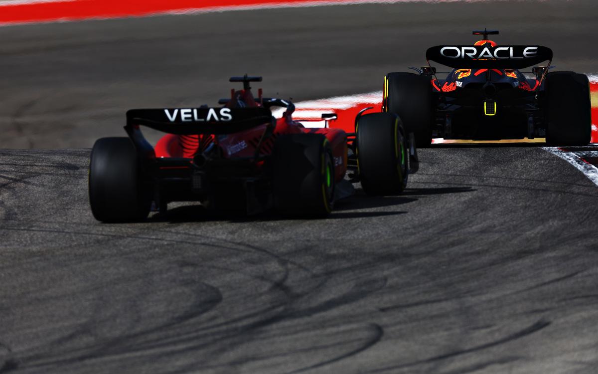 Max Verstappen a Charles Leclerc, Red Bull zozadu, Ferrari zozadu