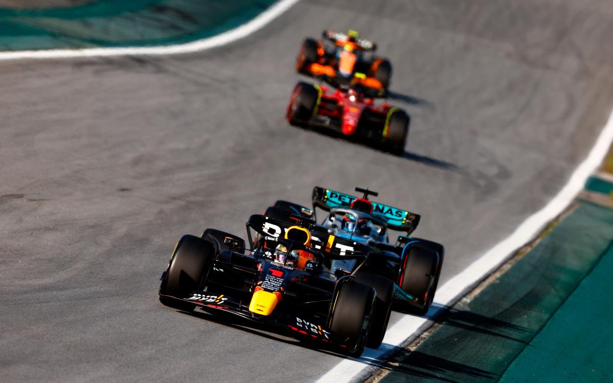 Max Verstappen pred Georgeom Russellom