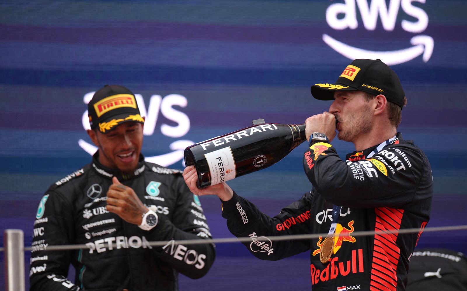 Max Verstappen a Lewis Hamilton na pódiu VC Španielska 2023