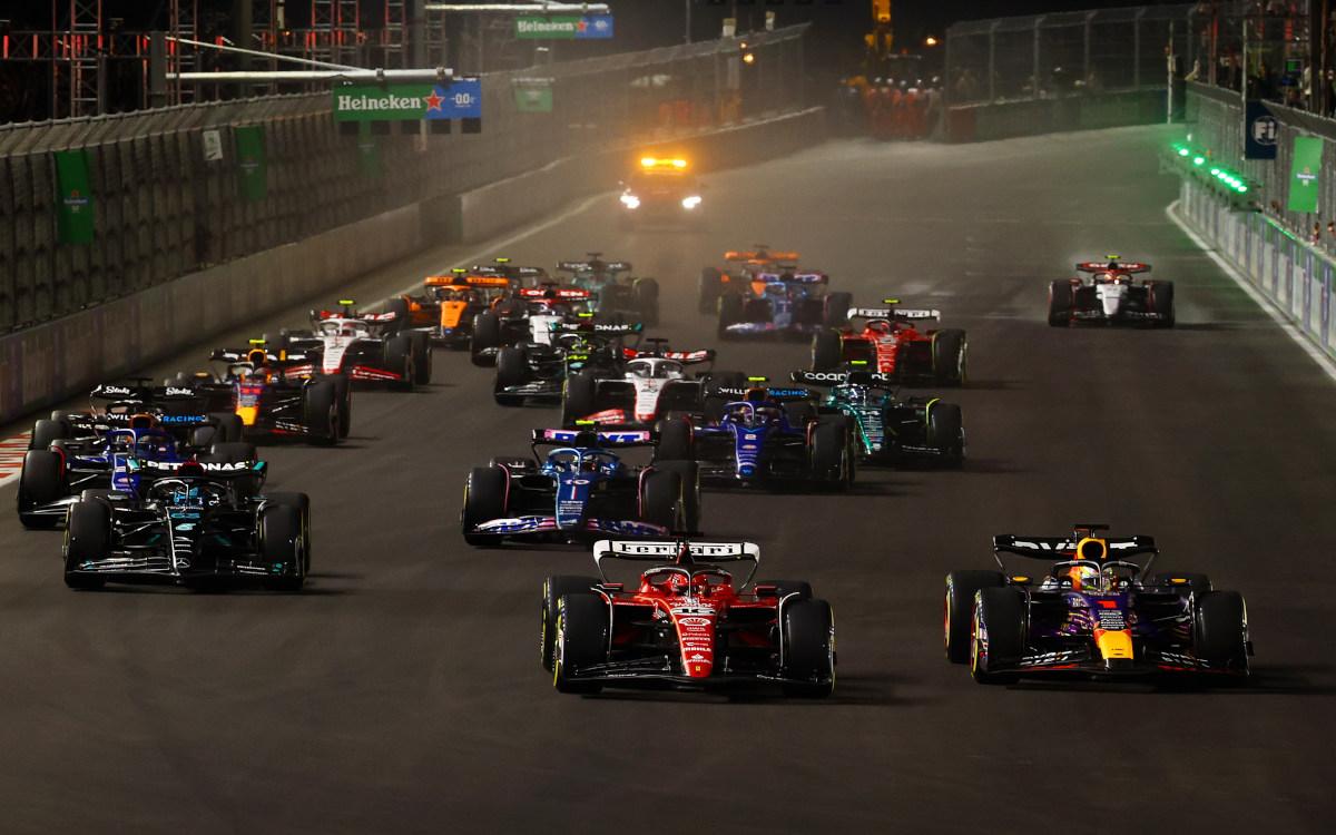 Max Verstappen a Charles Leclerc po štarte VC Las Vegas 2023