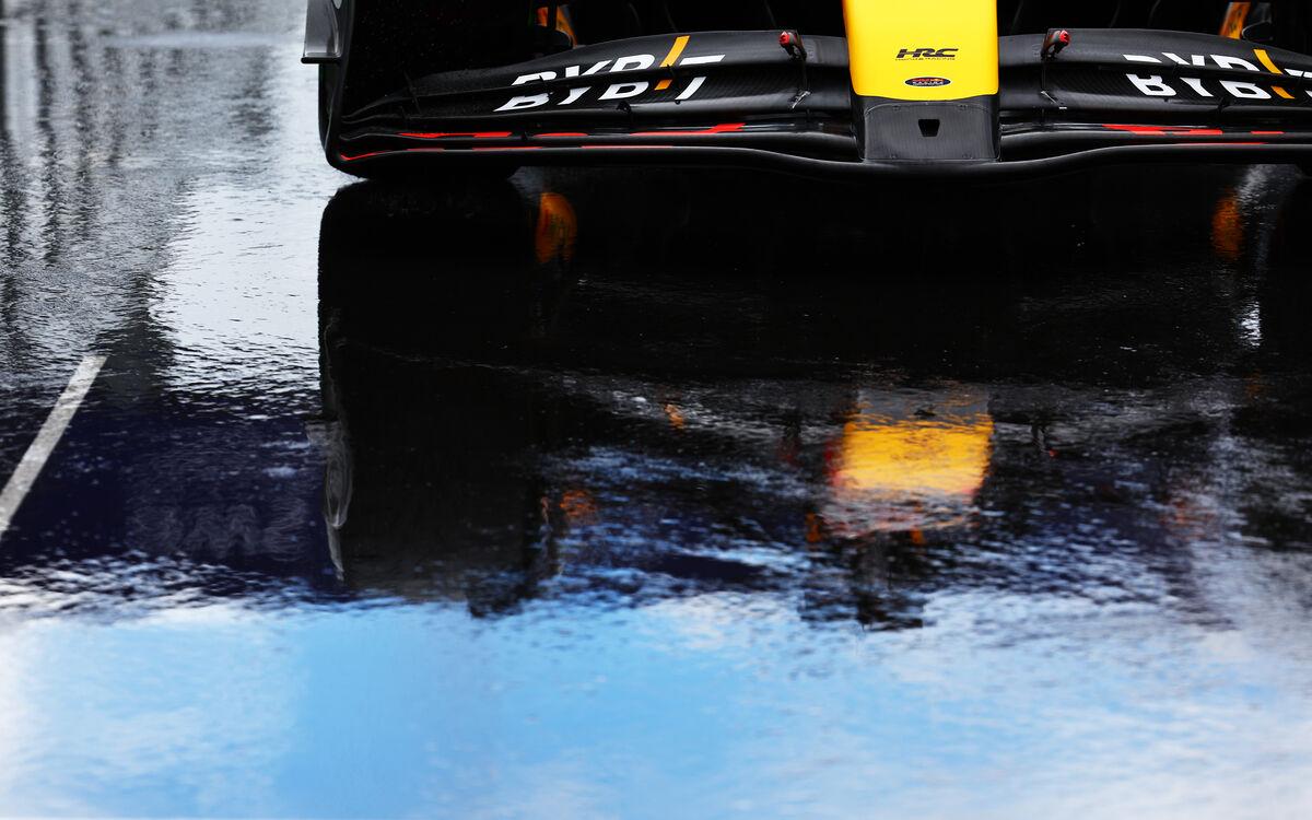 Predné krídlo Red Bullu, voda, dážď, mokrá trať