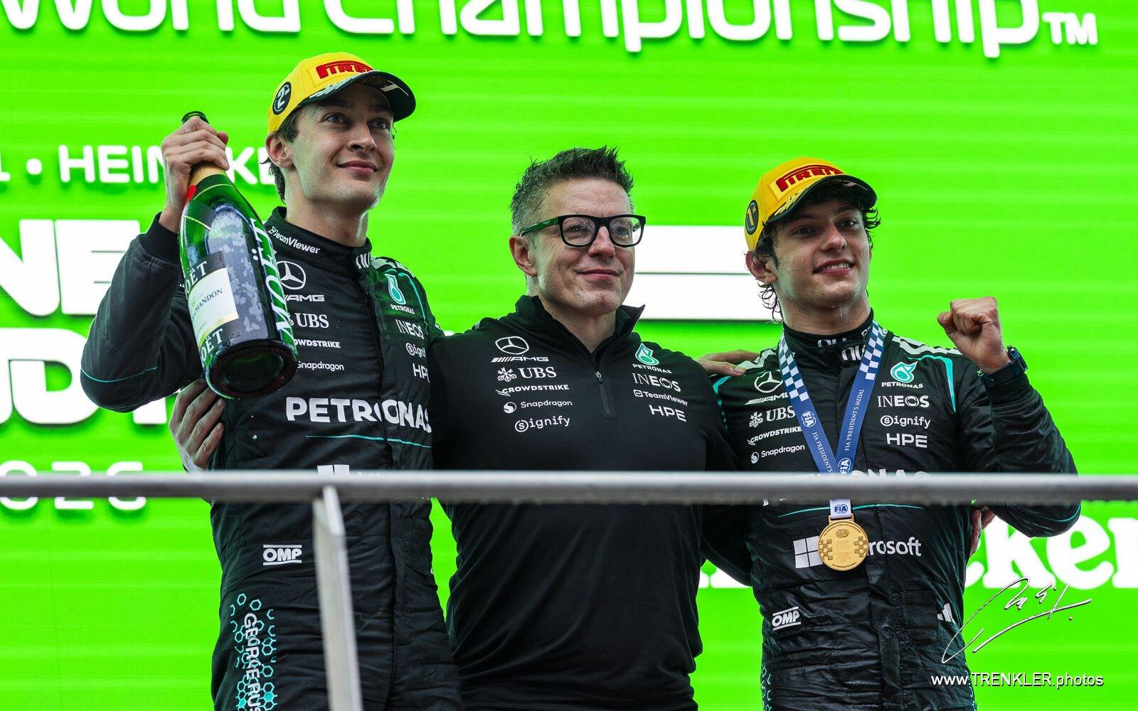 Pódium VC Číny 2025: Kimi Antonelli, Peter Bonnington a George Russell