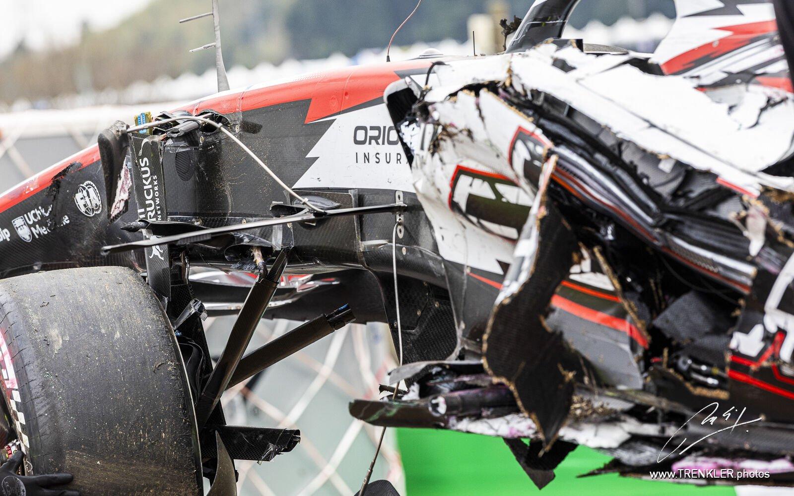 Zničený monopost Ollieho Bearmana