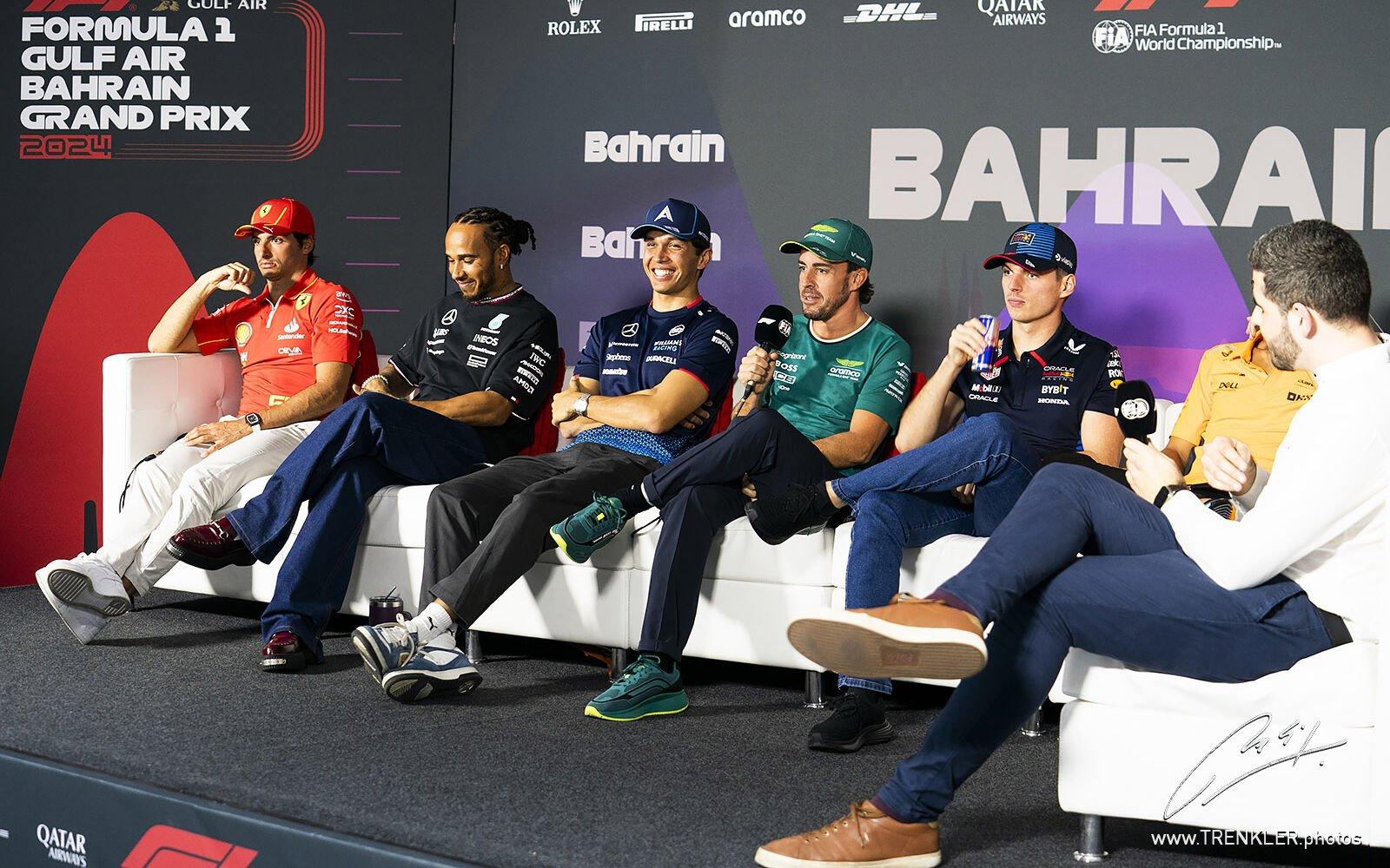 Carlos Sainz, Lewis Hamilton, Alex Albon, Fernando Alonso a Max Verstappen na tlačovej konferencii