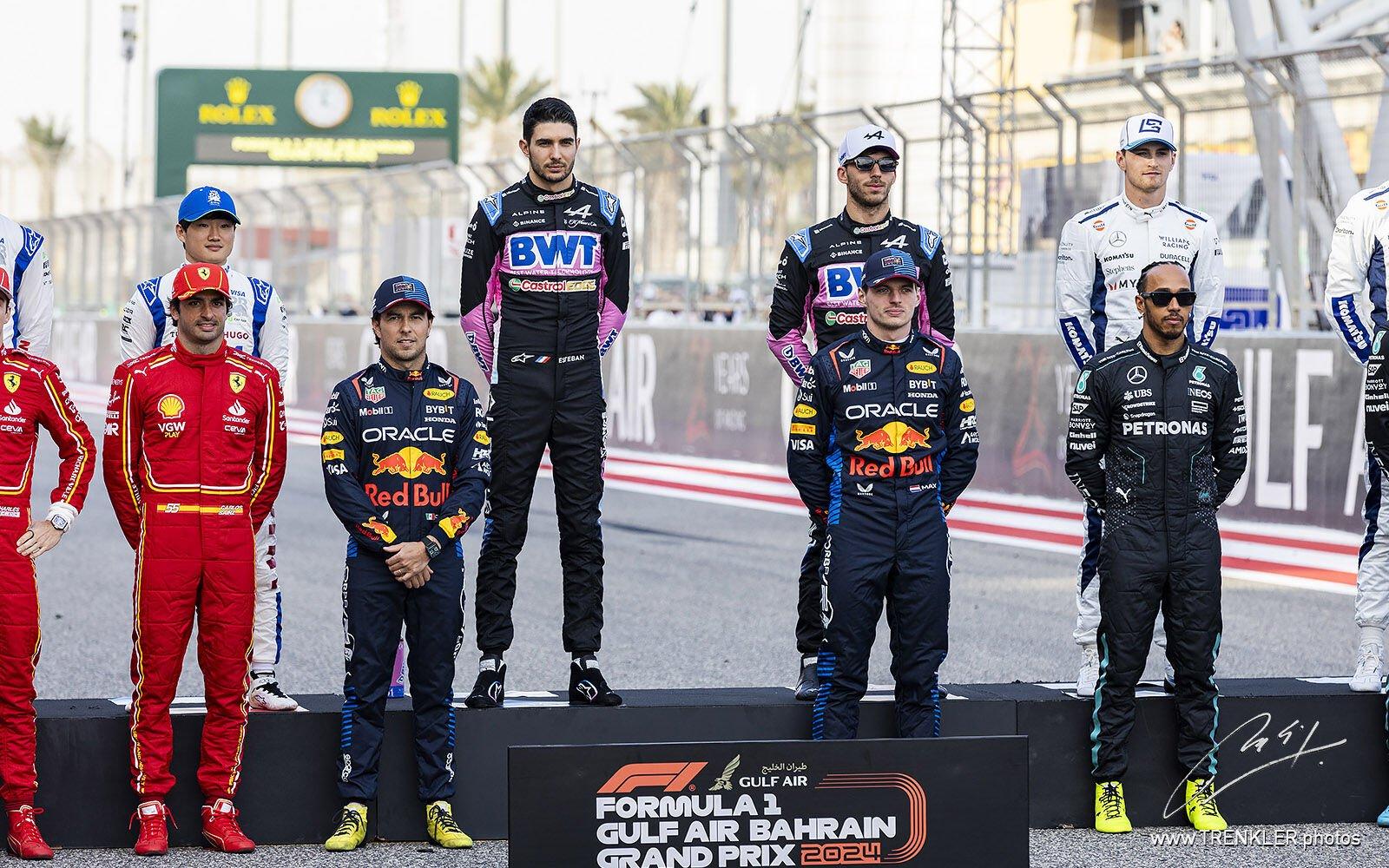 Spoločná fotka jazdcov 2024: Sergio Pérez, Max Verstappen, Lewis Hamilton