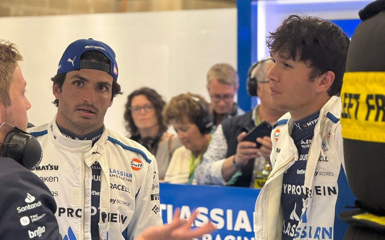 Alex Albon a Carlos Sainz