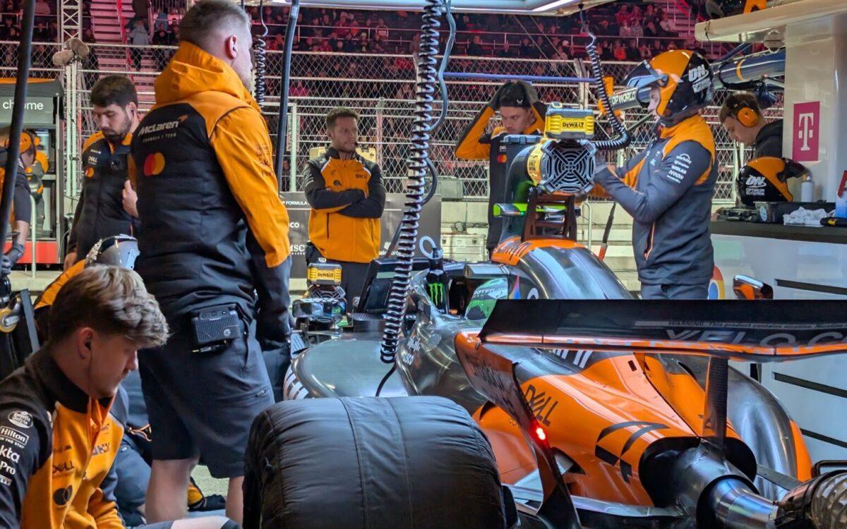 Monopost Landa Norrisa v garái