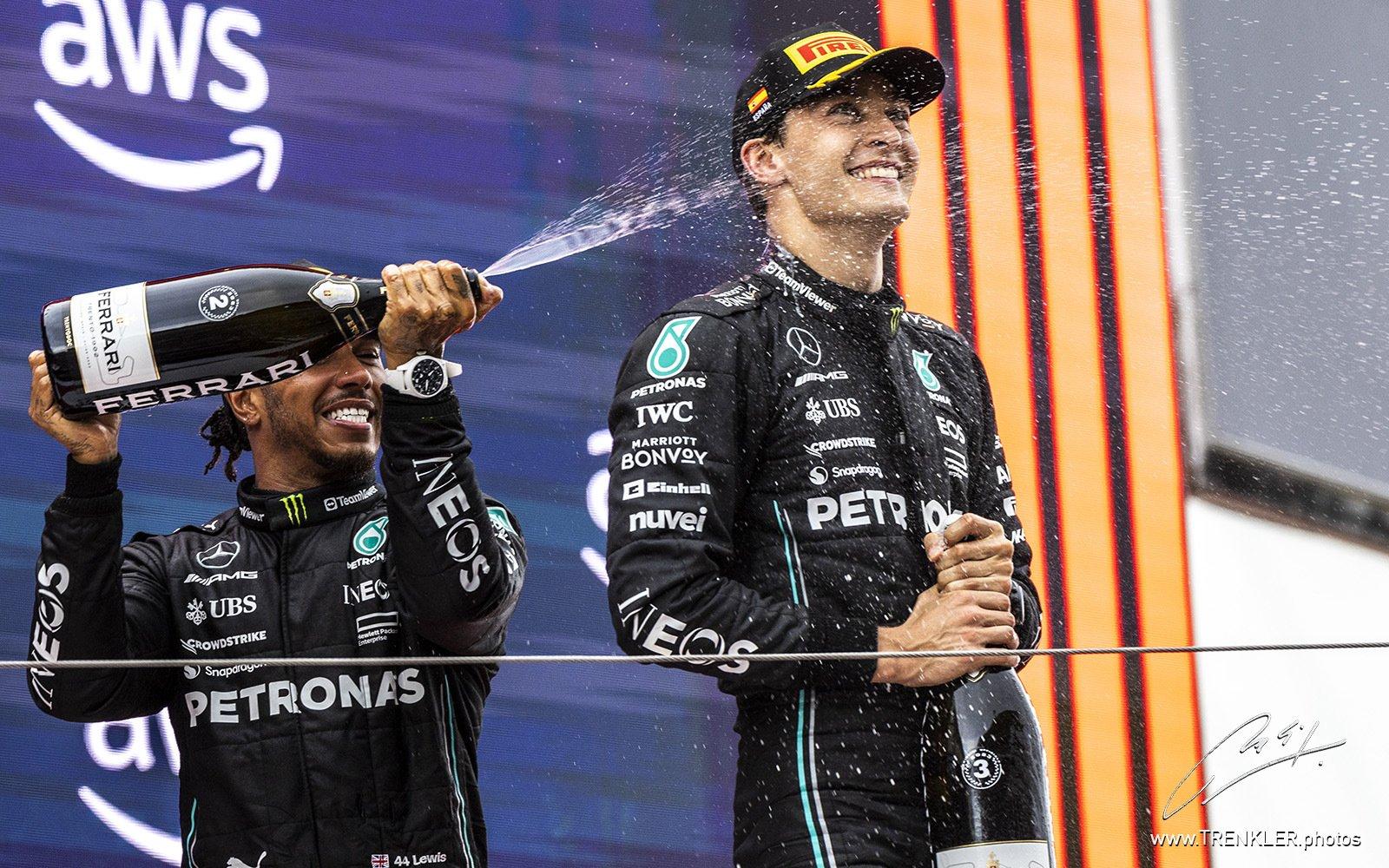 Lewis Hamilton a George Russell so šampanským