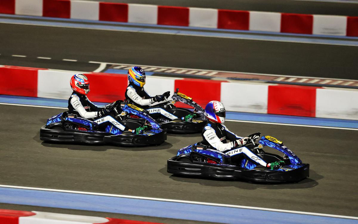 Fernando Alonso, Esteban Ocon, Daniil Kvjat na motokárach