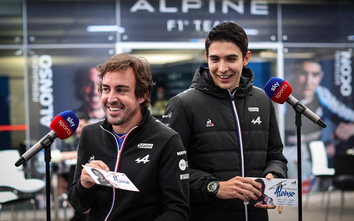 Fernando Alonso a Esteban Ocon