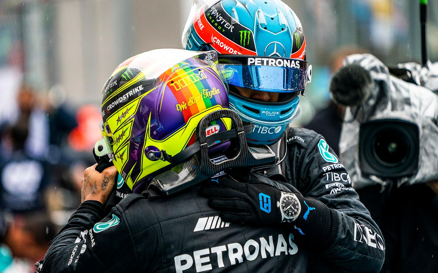 Lewis Hamilton a George Russell