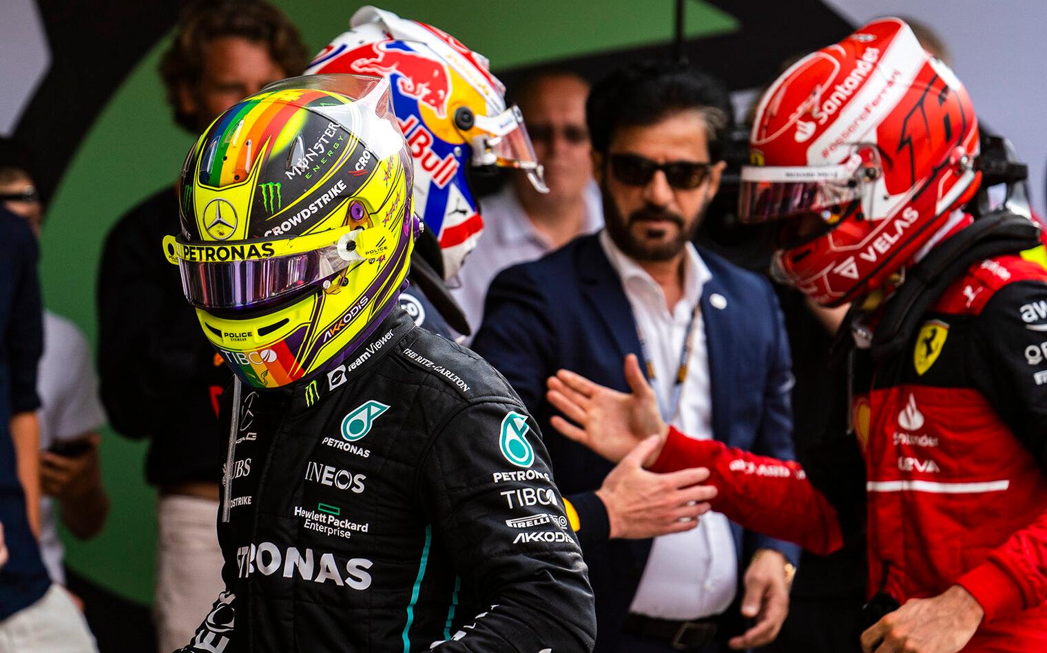 Lewis Hamilton, Max Verstappen a Charles Leclerc