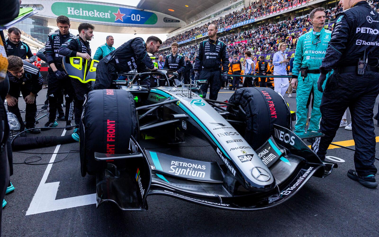 Monopost Kimiho Antonelliho na štartovom rošte, predné krídlo