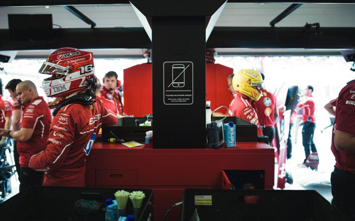 Charles Leclerc a Lewis Hamilton