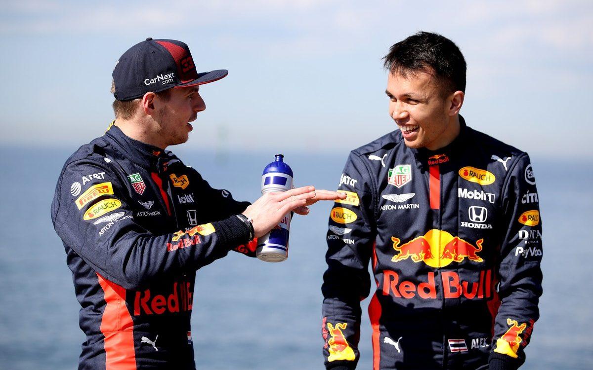 Max Verstappen a Alex Albon