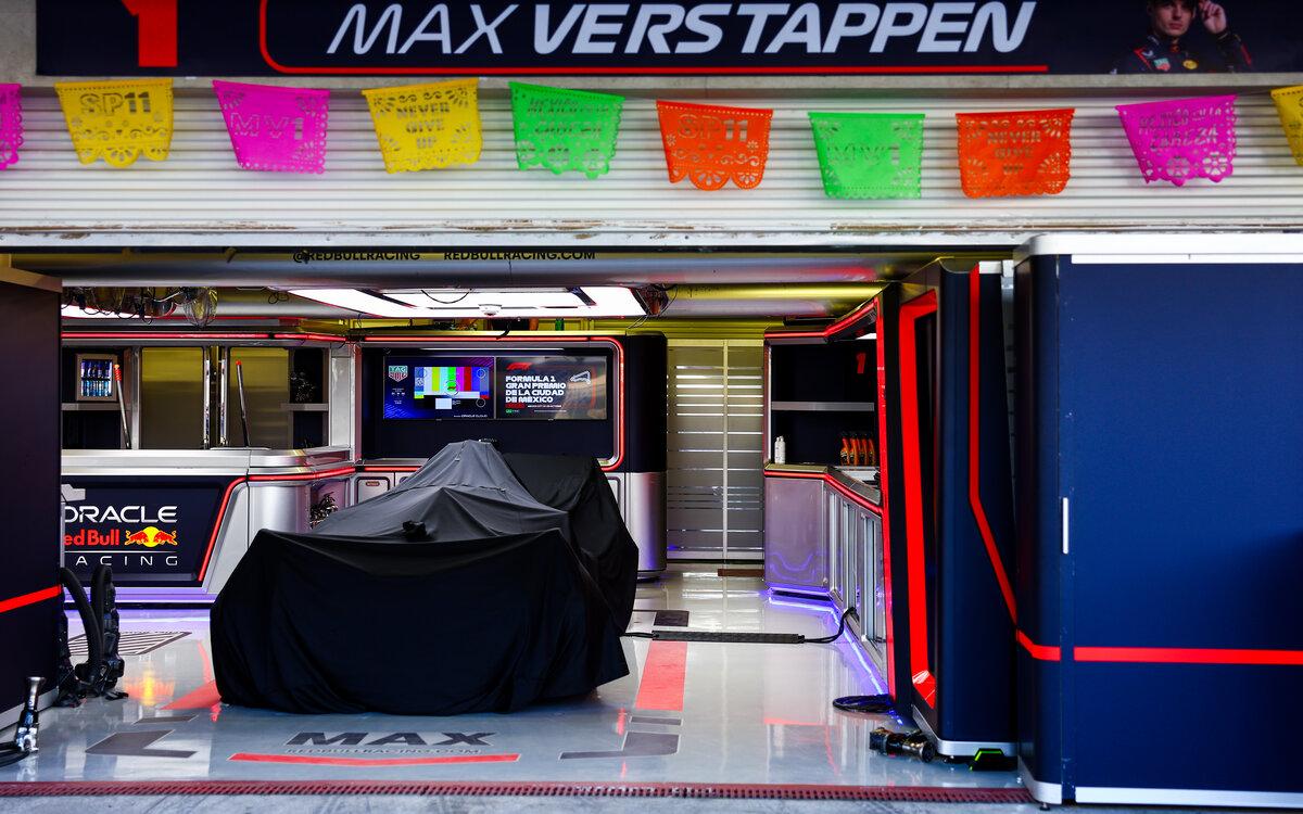 Prikryté auto Maxa Verstappena