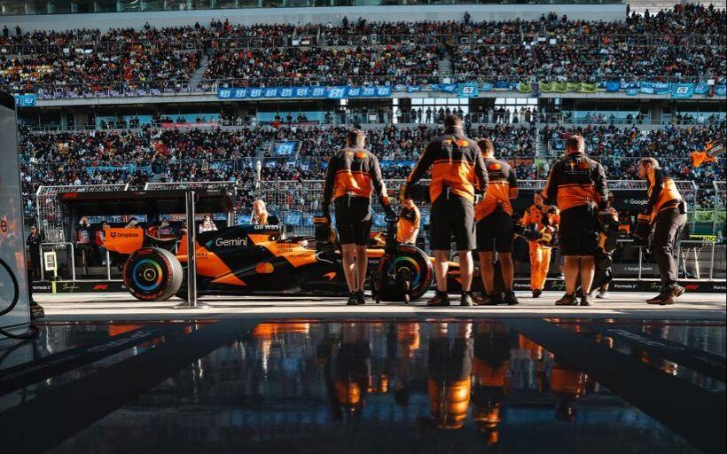 Oscar Piastri pred garážou McLarenu