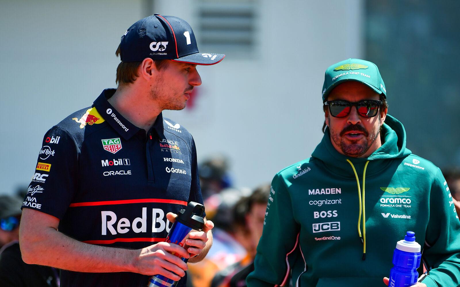 Max Verstappen a Fernando Alonso