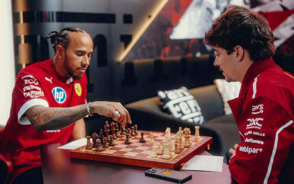 Lewis Hamilton a Charles Leclerc hrajú šach