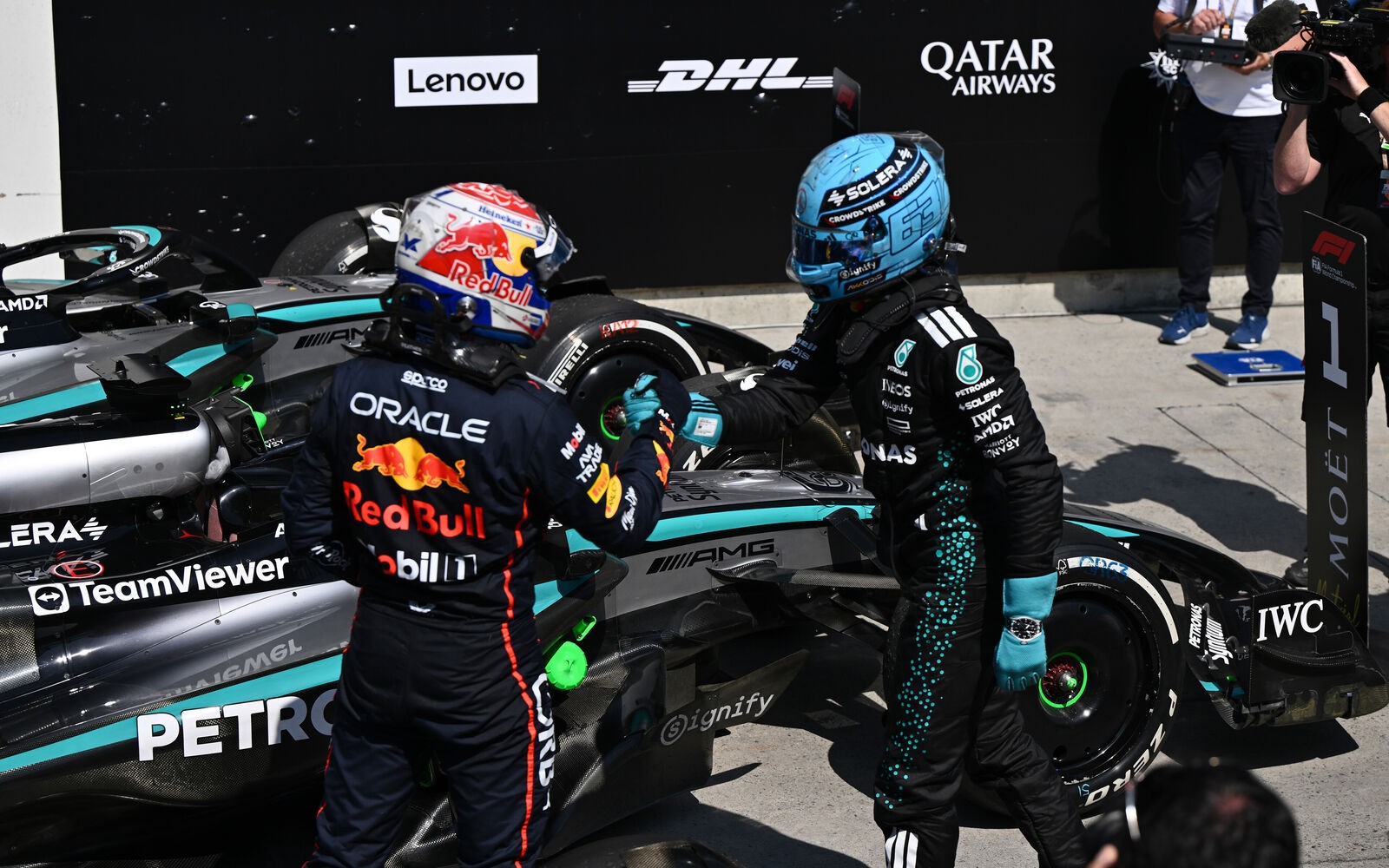 Max Verstappen a George Russell