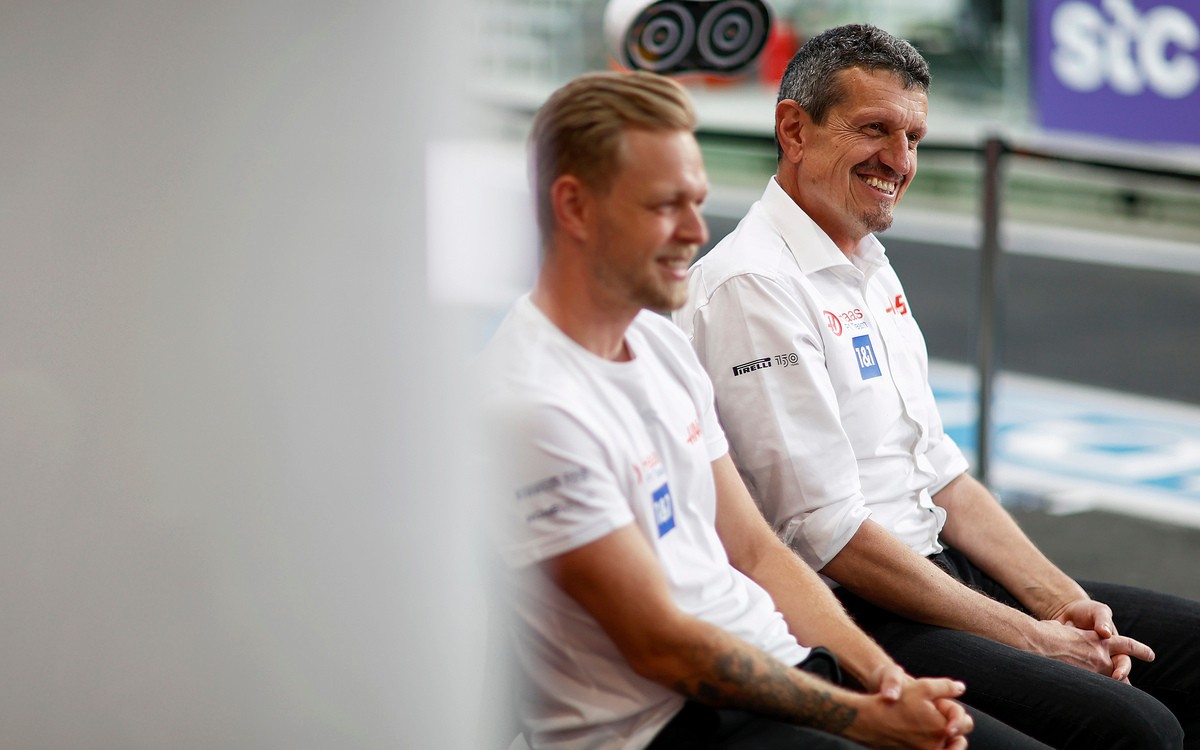 Kevin Magnussen a Günther Steiner