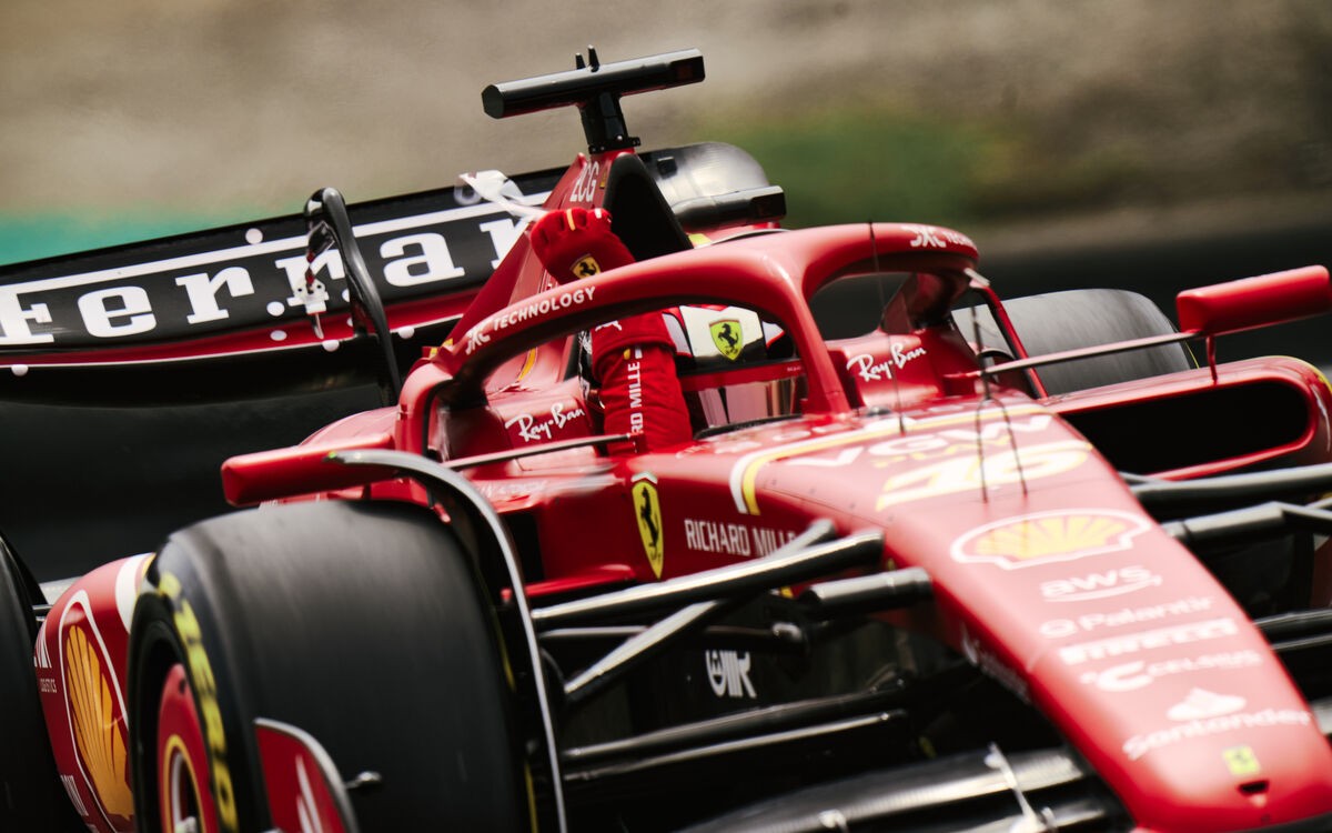 Charles Leclerc odtrhol fóliu z priezoru prilby