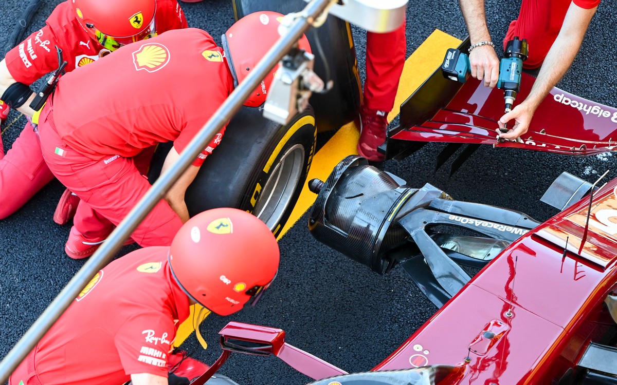 Sebastian Vettel – výmena pneumatík a úprava predného krídla, v boxoch