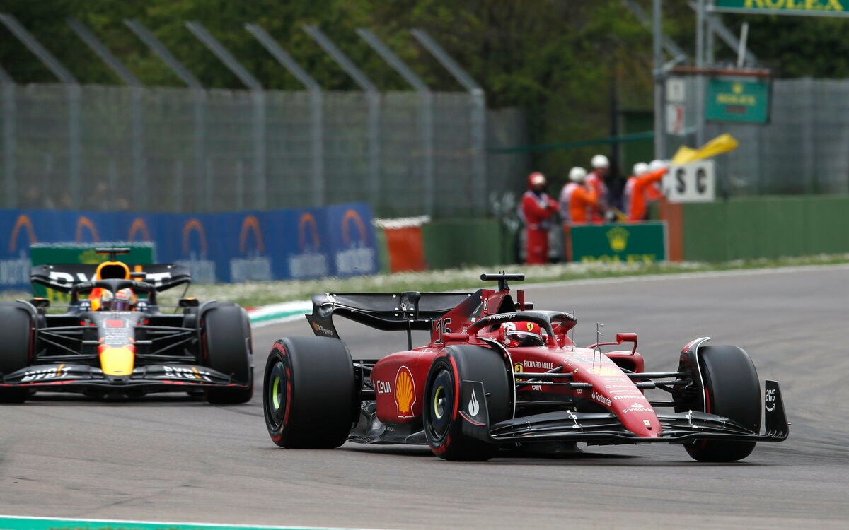 Charles Leclerc pred Maxom Verstappenom