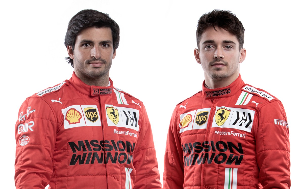 Carlos Sainz a Charles Leclerc