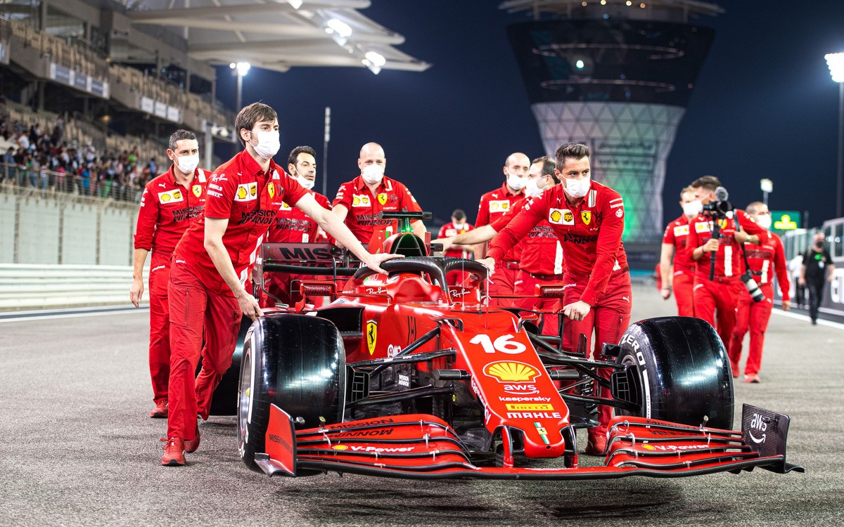 Charles Leclerc a mechanici na štartovom rošte