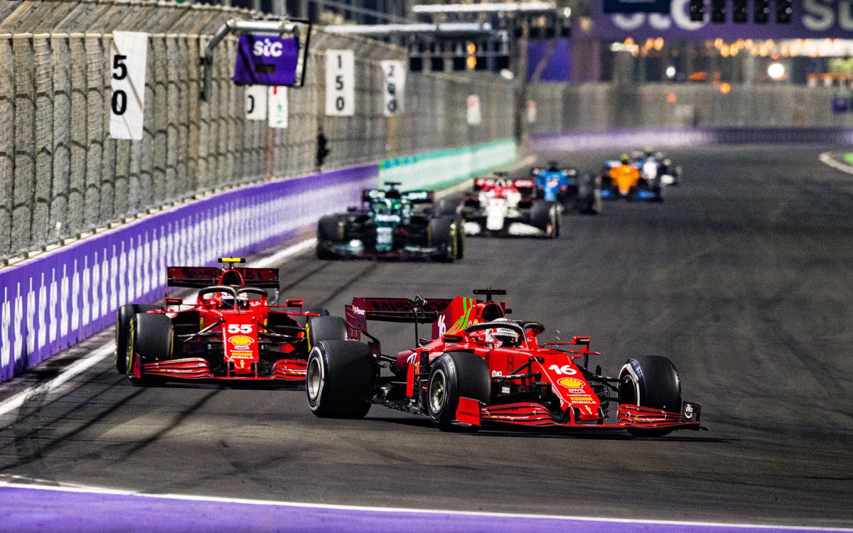 Charles Leclerc pred Carlosom Sainzom