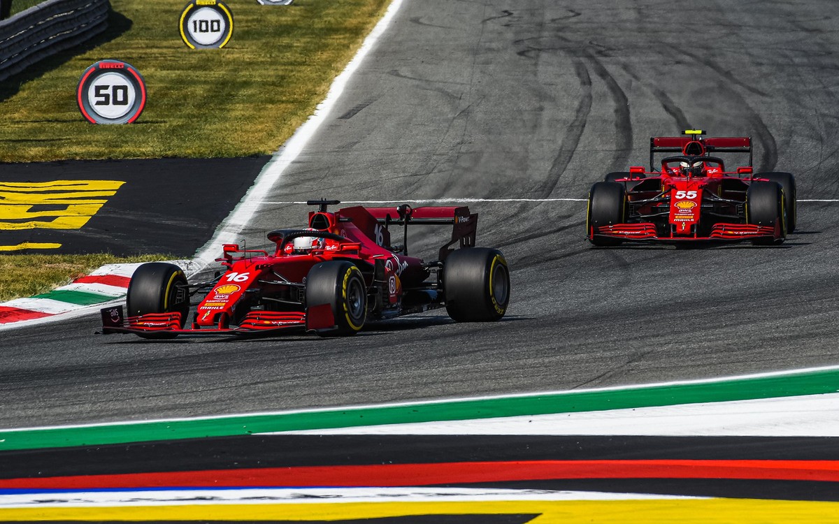 Charles Leclerc a Carlos Sainz