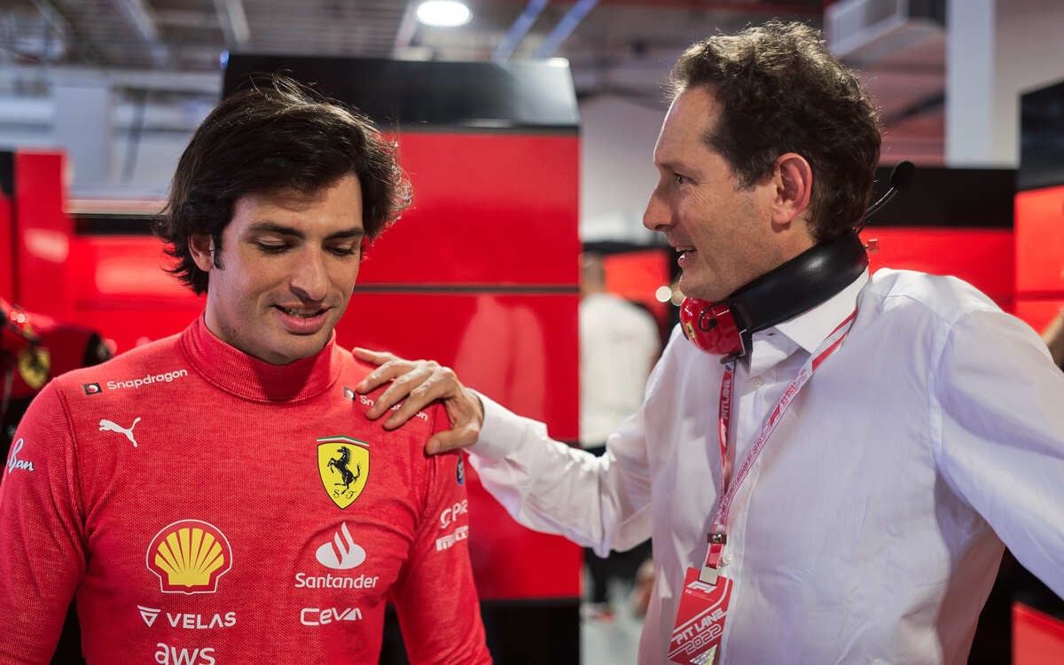 Carlos Sainz a John Elkann