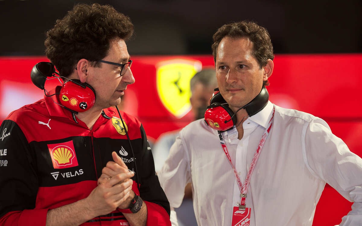 Mattia Binotto a John Elkann