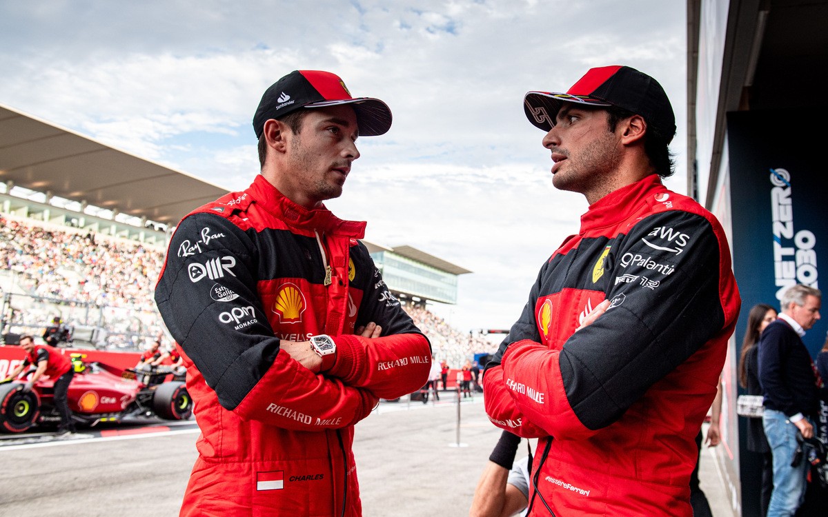 Charles Leclerc a Carlos Sainz