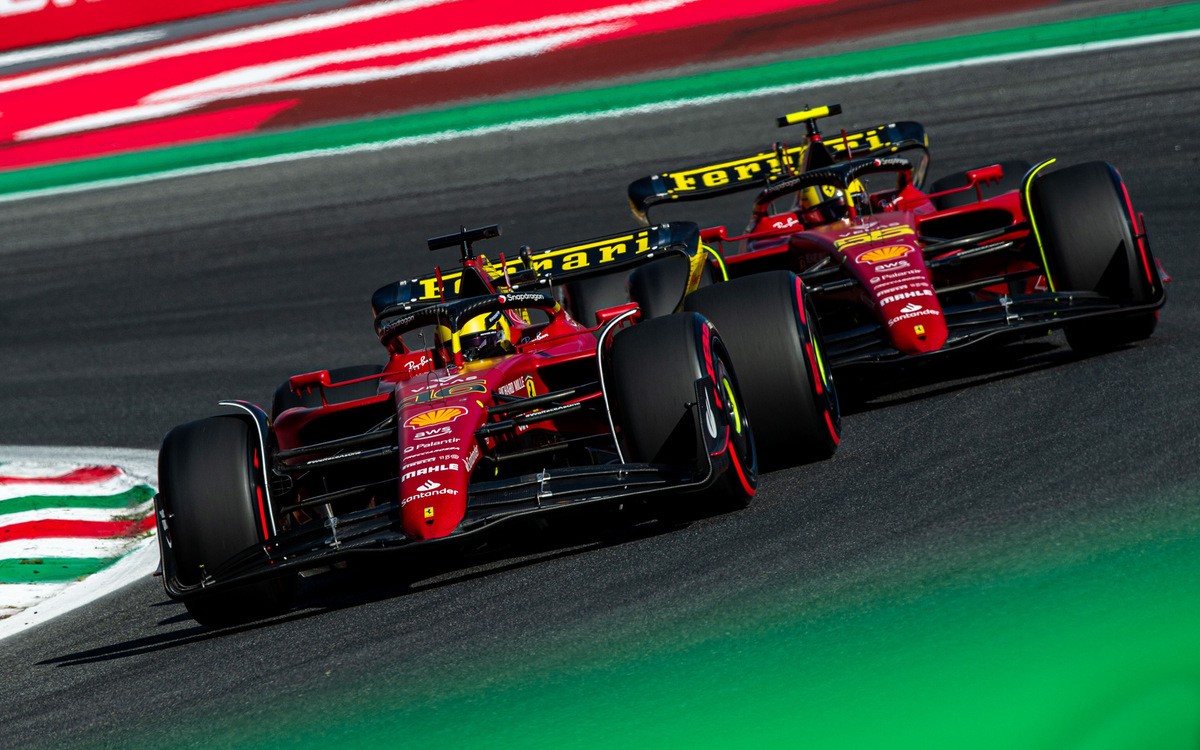 Charles Leclerc a Carlos Sainz