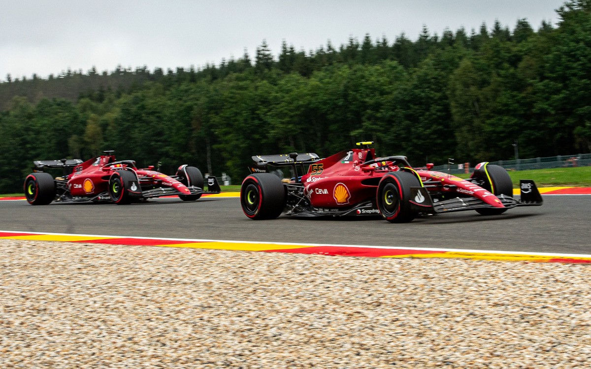 Carlos Sainz a Charles Leclerc