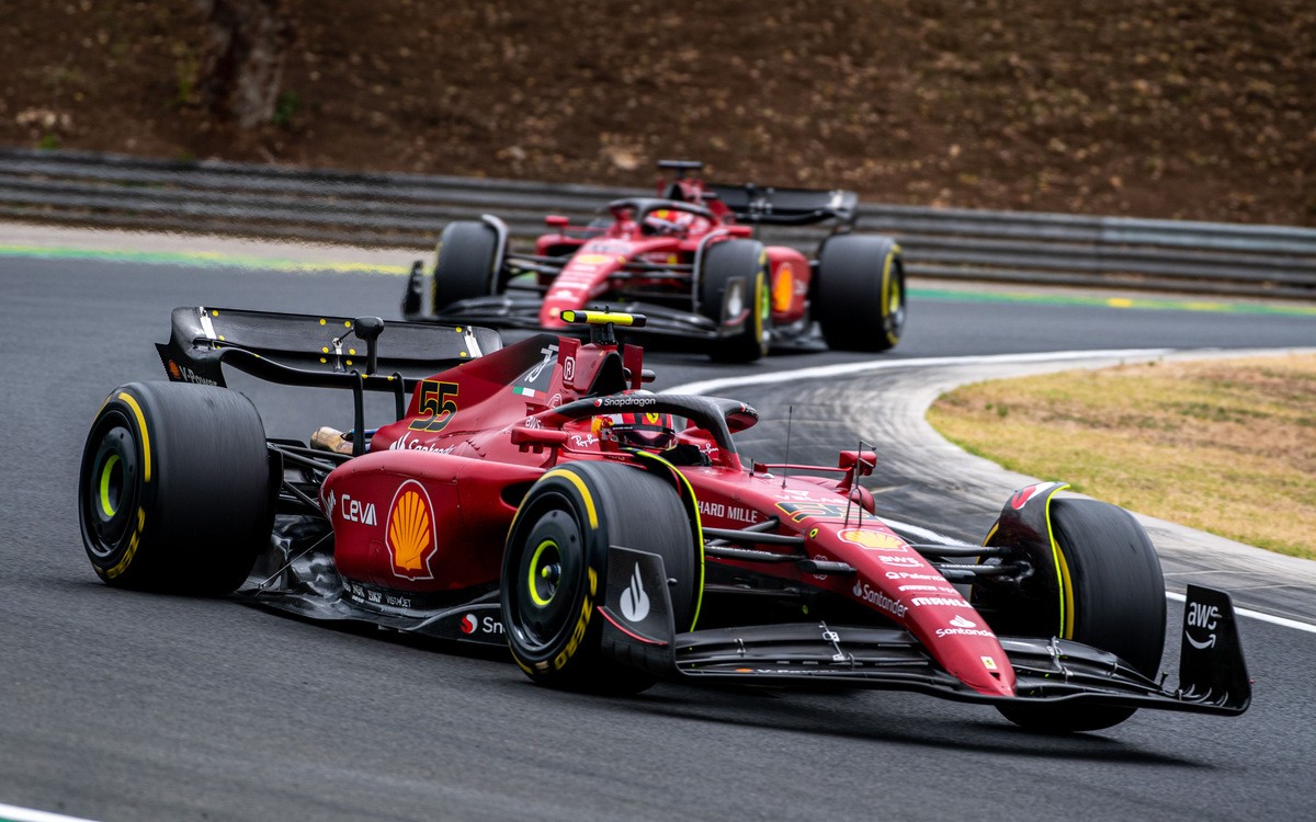 Carlos Sainz a Charles Leclerc