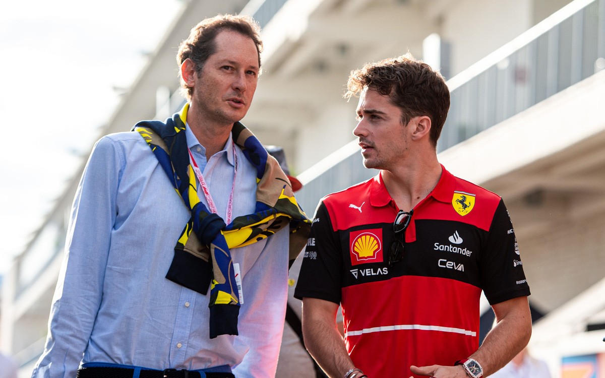 John Elkann a Charles Leclerc